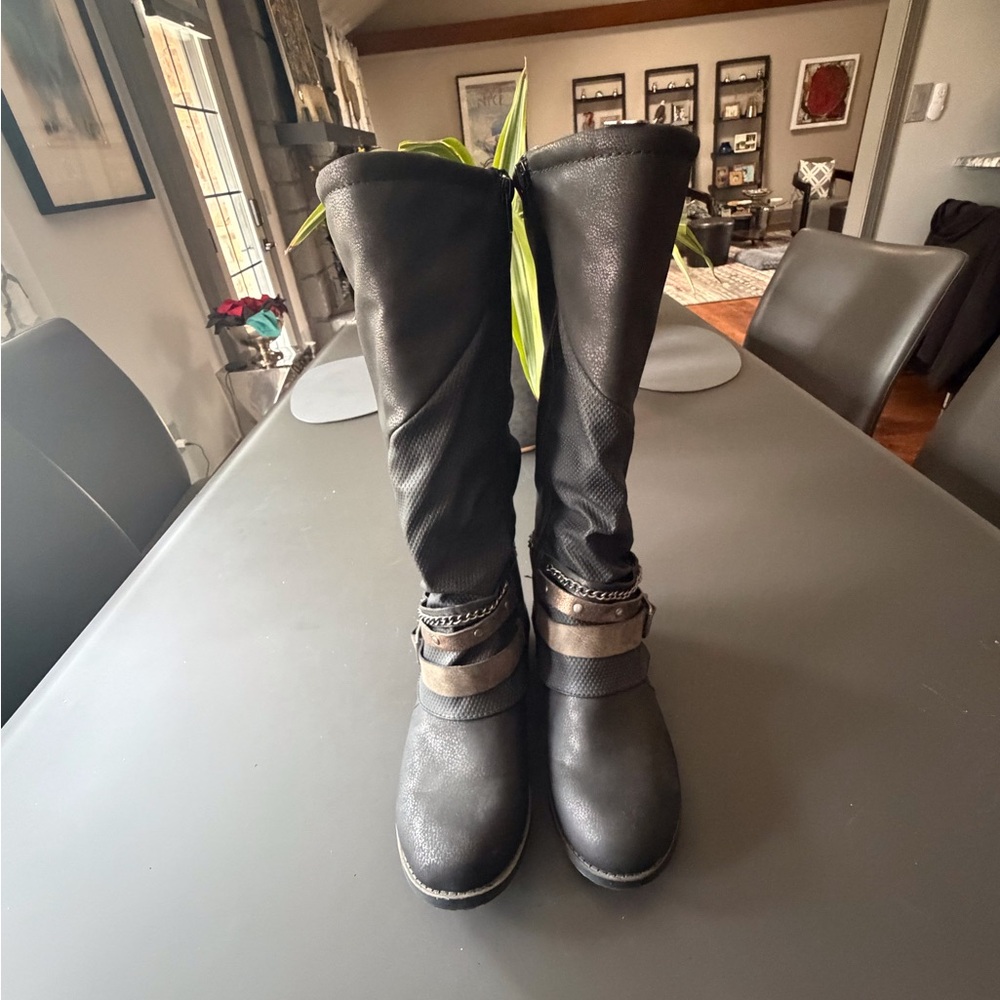Black Knee-High Boots with Chain Detail
